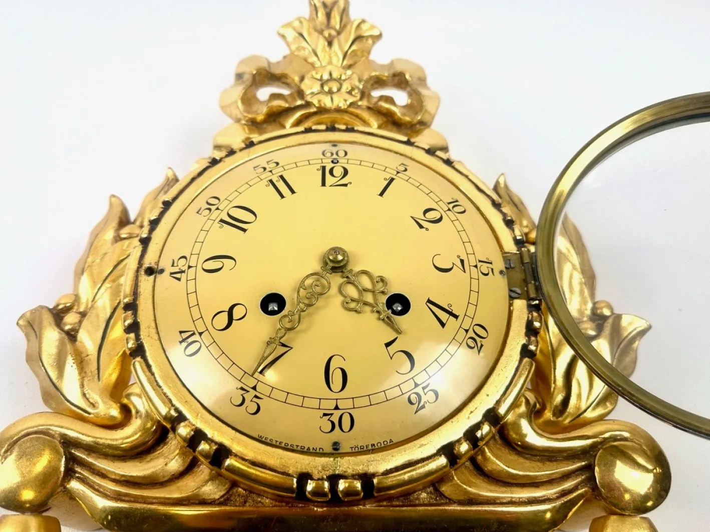 Schwedische Wanduhr aus vergoldetem geschnitztem Holz im Rokoko-Stil von Westerstrand, 1960er