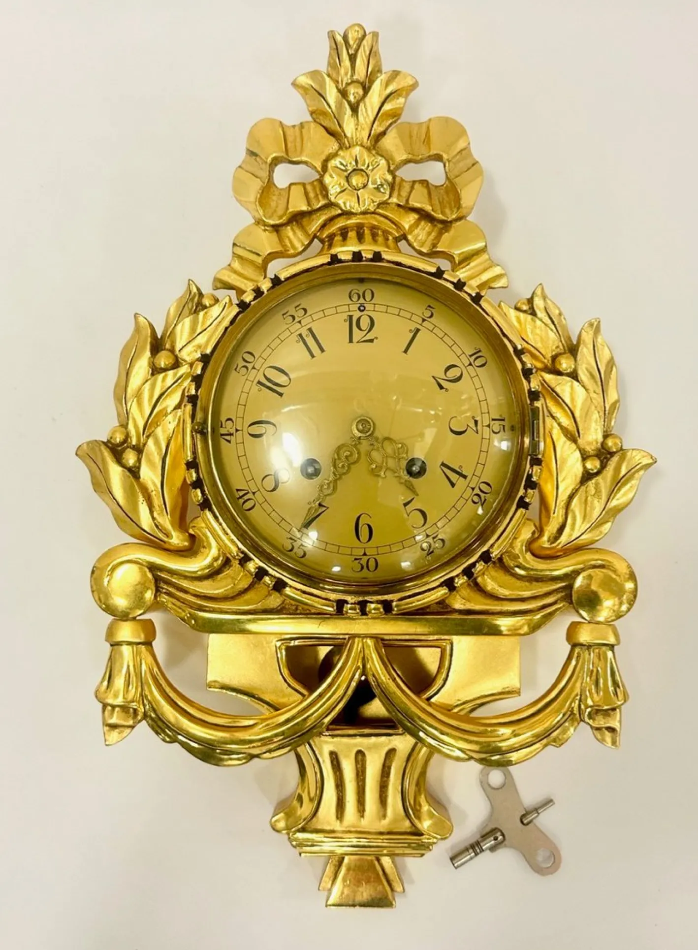 Schwedische Wanduhr aus vergoldetem geschnitztem Holz im Rokoko-Stil von Westerstrand, 1960er