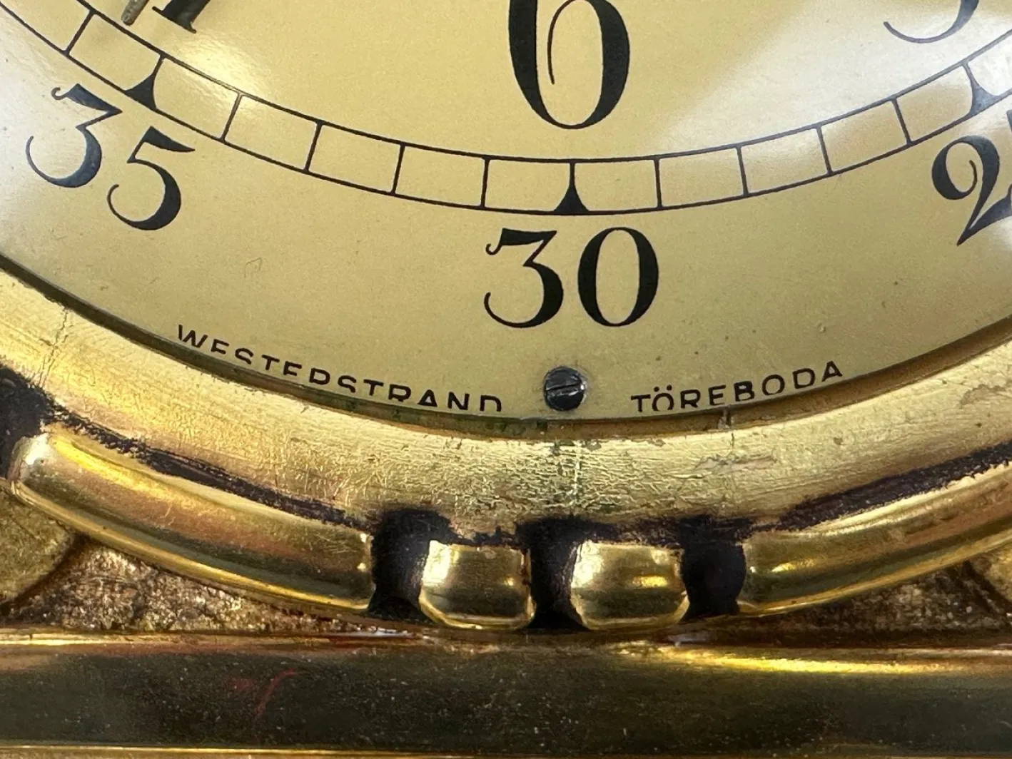 Schwedische Wanduhr aus vergoldetem geschnitztem Holz im Rokoko-Stil von Westerstrand, 1960er