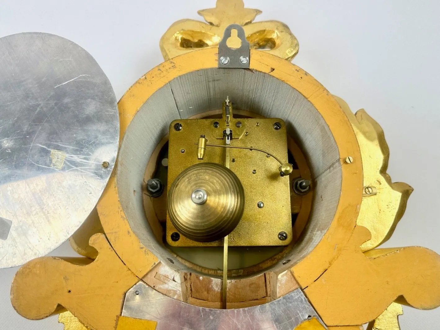 Schwedische Wanduhr aus vergoldetem geschnitztem Holz im Rokoko-Stil von Westerstrand, 1960er