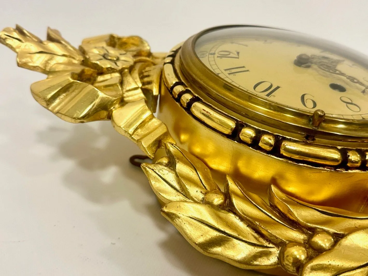 Schwedische Wanduhr aus vergoldetem geschnitztem Holz im Rokoko-Stil von Westerstrand, 1960er
