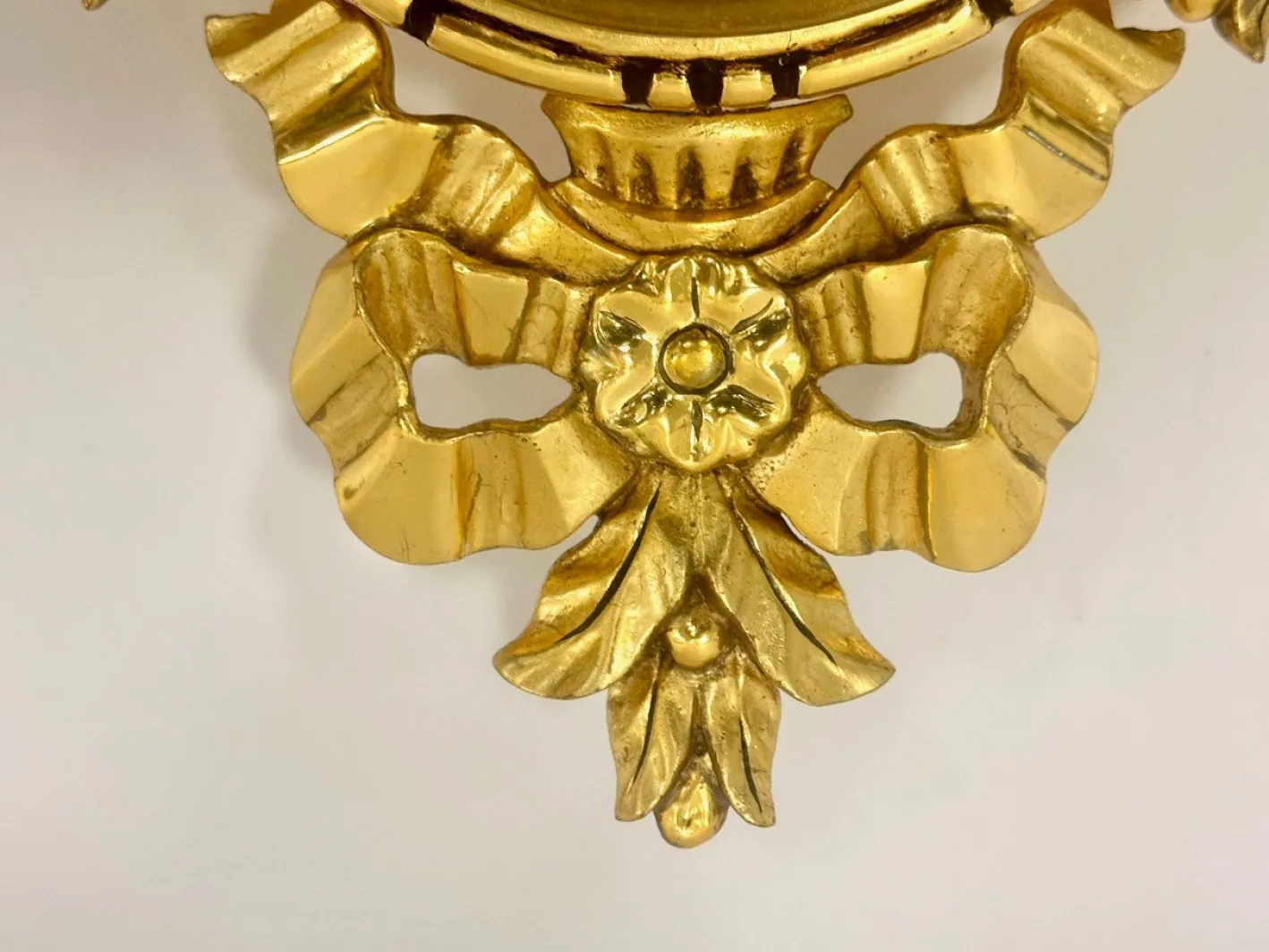 Schwedische Wanduhr aus vergoldetem geschnitztem Holz im Rokoko-Stil von Westerstrand, 1960er