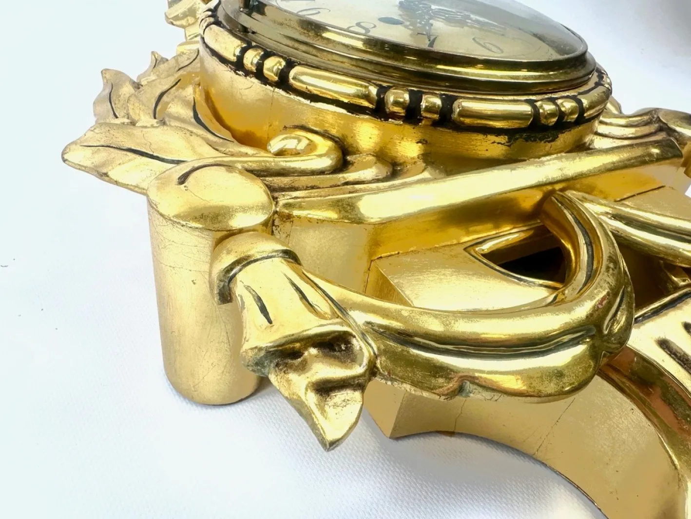 Schwedische Wanduhr aus vergoldetem geschnitztem Holz im Rokoko-Stil von Westerstrand, 1960er