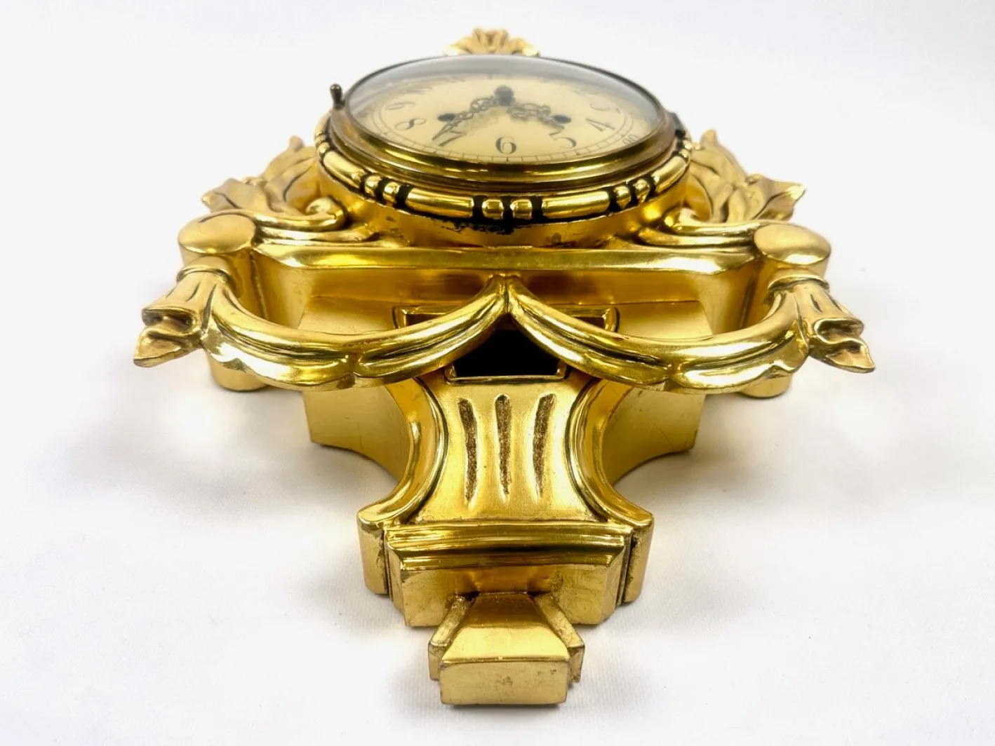 Schwedische Wanduhr aus vergoldetem geschnitztem Holz im Rokoko-Stil von Westerstrand, 1960er