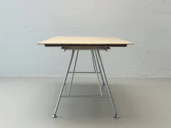 Schweizerischer Uni Standard Tisch von Atelier Alinea