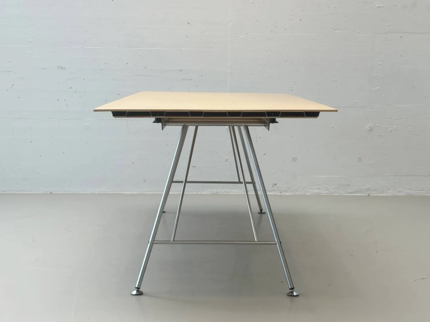 Schweizerischer Uni Standard Tisch von Atelier Alinea