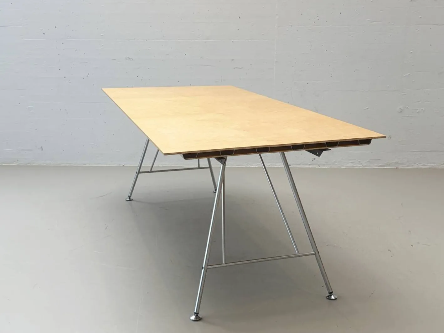 Schweizerischer Uni Standard Tisch von Atelier Alinea