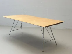 Schweizerischer Uni Standard Tisch von Atelier Alinea