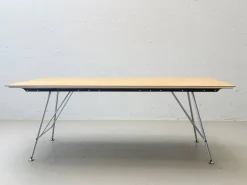 Schweizerischer Uni Standard Tisch von Atelier Alinea