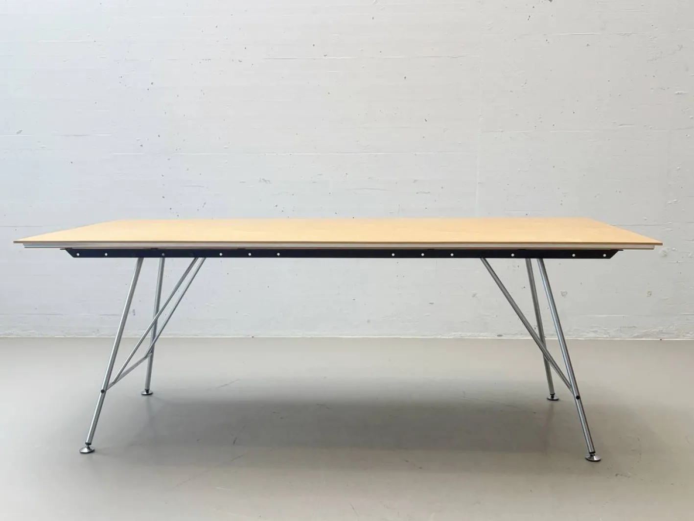 Schweizerischer Uni Standard Tisch von Atelier Alinea