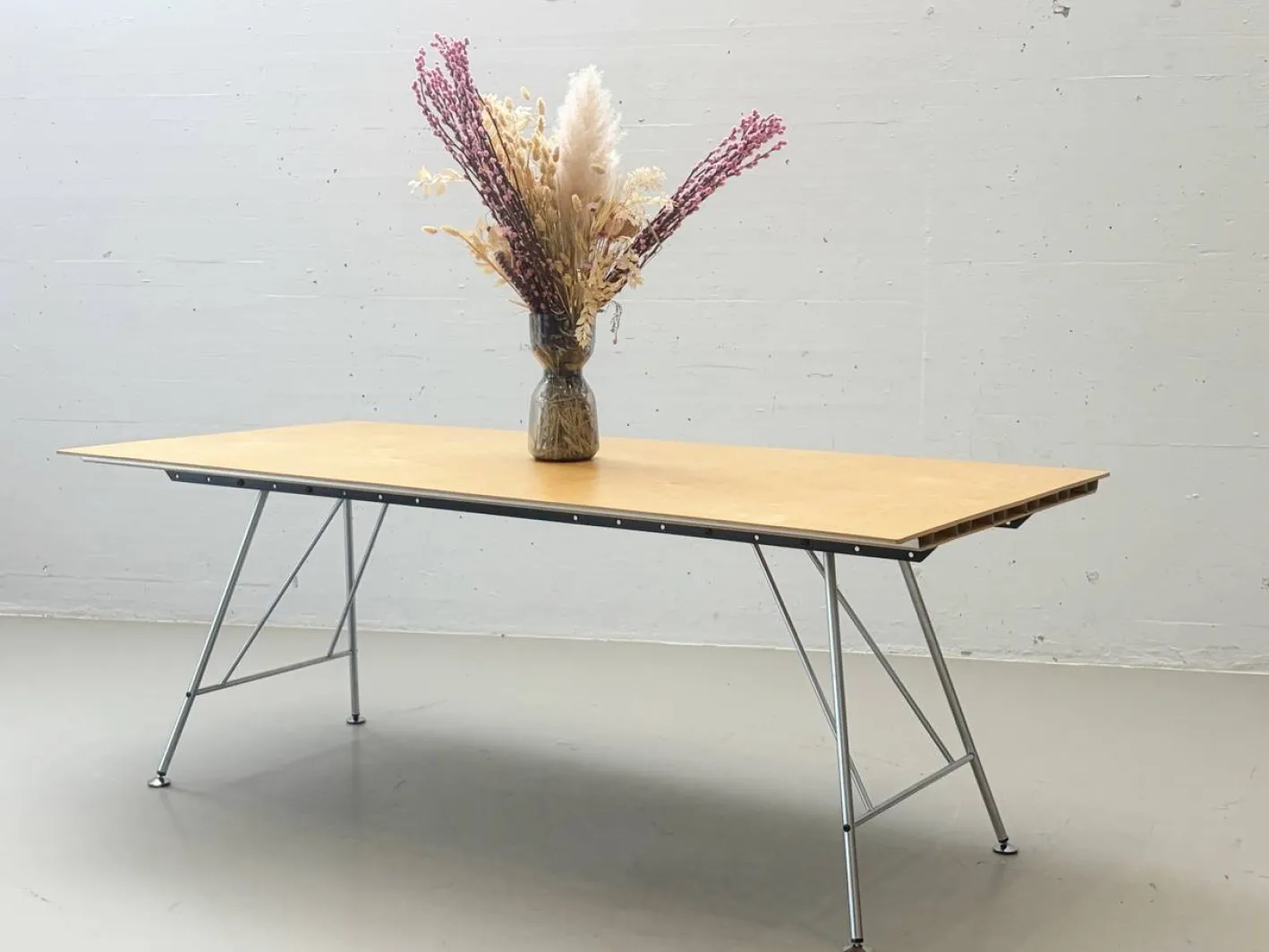 Schweizerischer Uni Standard Tisch von Atelier Alinea