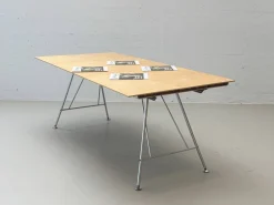 Schweizerischer Uni Standard Tisch von Atelier Alinea