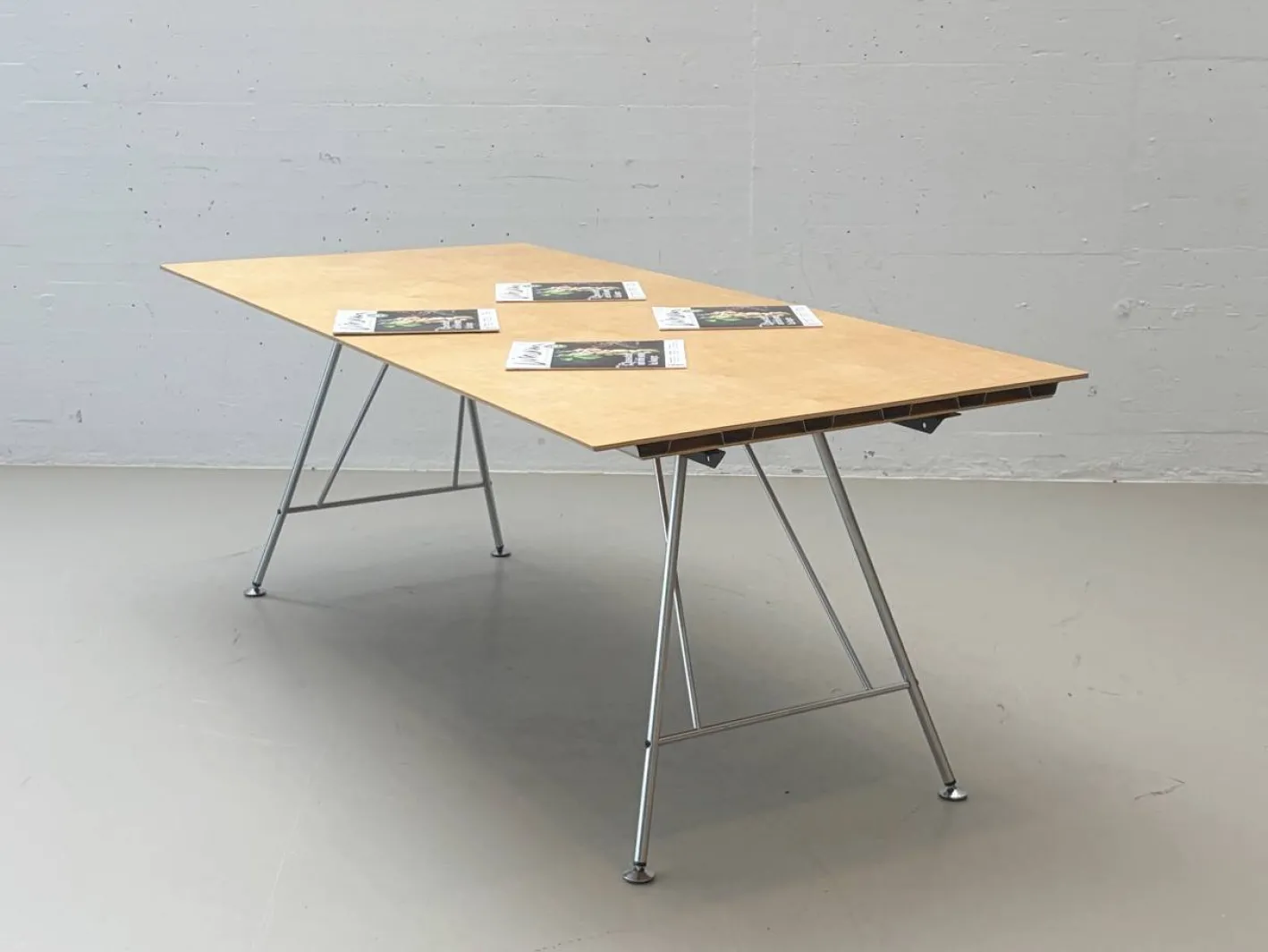 Schweizerischer Uni Standard Tisch von Atelier Alinea