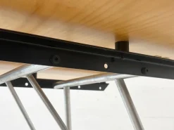 Schweizerischer Uni Standard Tisch von Atelier Alinea