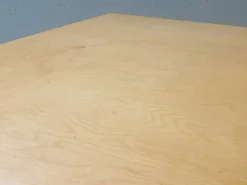 Schweizerischer Uni Standard Tisch von Atelier Alinea