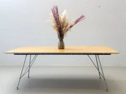 Schweizerischer Uni Standard Tisch von Atelier Alinea
