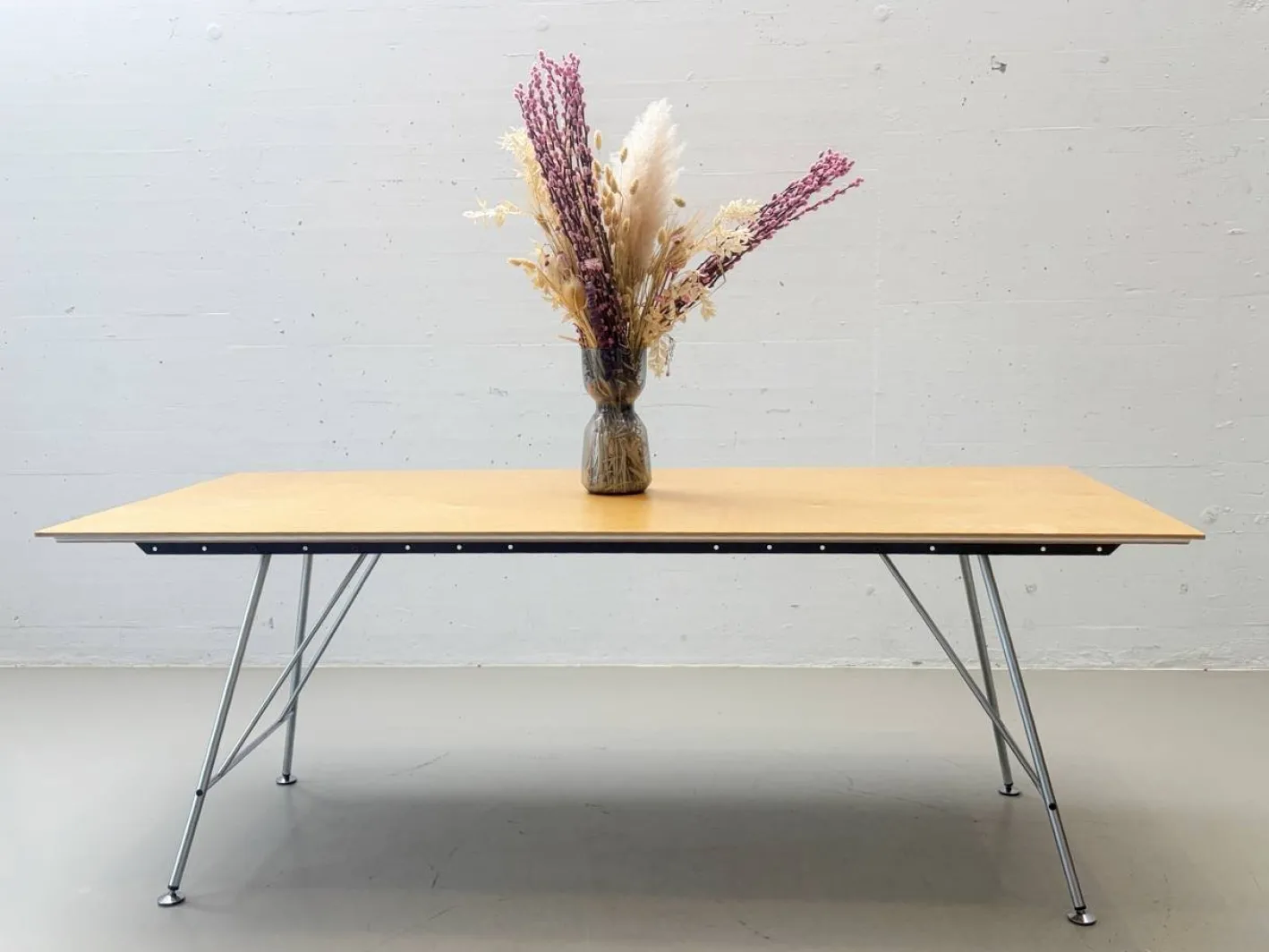 Schweizerischer Uni Standard Tisch von Atelier Alinea