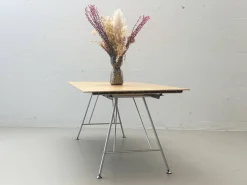 Schweizerischer Uni Standard Tisch von Atelier Alinea