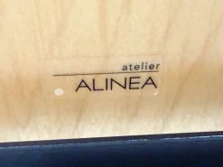 Schweizerischer Uni Standard Tisch von Atelier Alinea