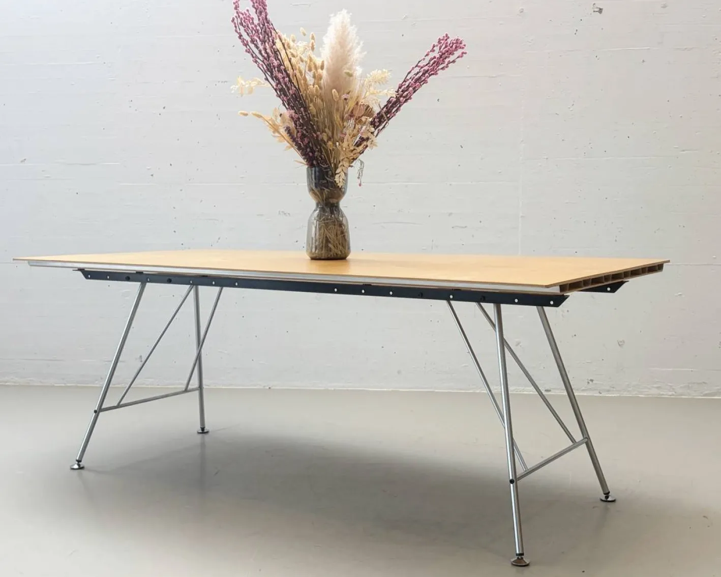 Schweizerischer Uni Standard Tisch von Atelier Alinea