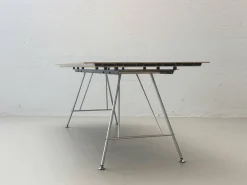 Schweizerischer Uni Standard Tisch von Atelier Alinea