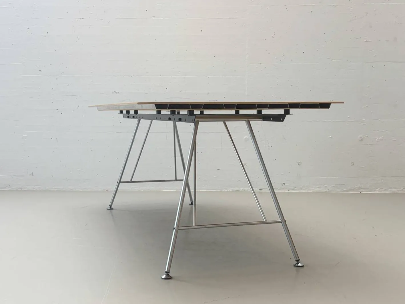 Schweizerischer Uni Standard Tisch von Atelier Alinea