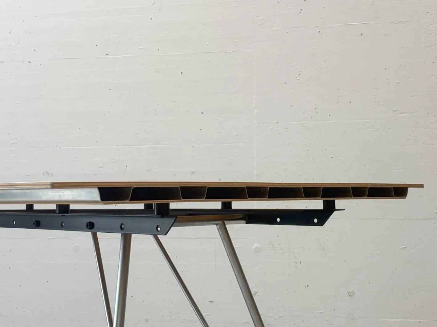 Schweizerischer Uni Standard Tisch von Atelier Alinea
