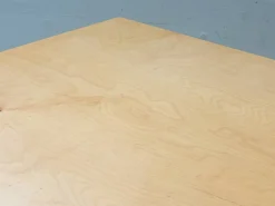 Schweizerischer Uni Standard Tisch von Atelier Alinea