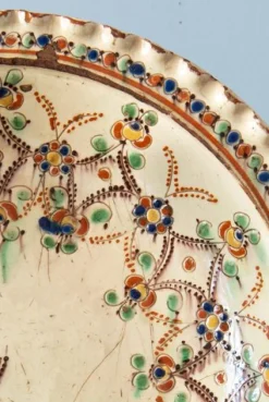 Schweizer Polychrome Slipware Schale von Langnau, 1700er