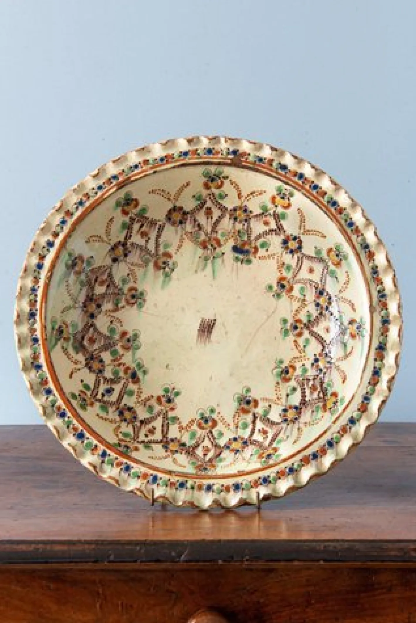 Schweizer Polychrome Slipware Schale von Langnau, 1700er