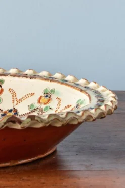 Schweizer Polychrome Slipware Schale von Langnau, 1700er