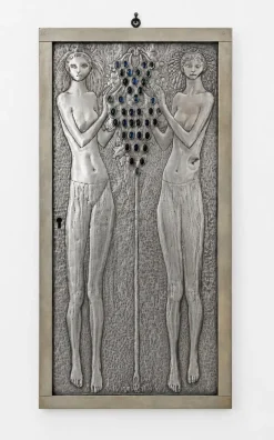 Secession Relief mit zwei weiblichen Akten und einer Weinrebe von Elena Luksch-Makowsky, Wien, 1903
