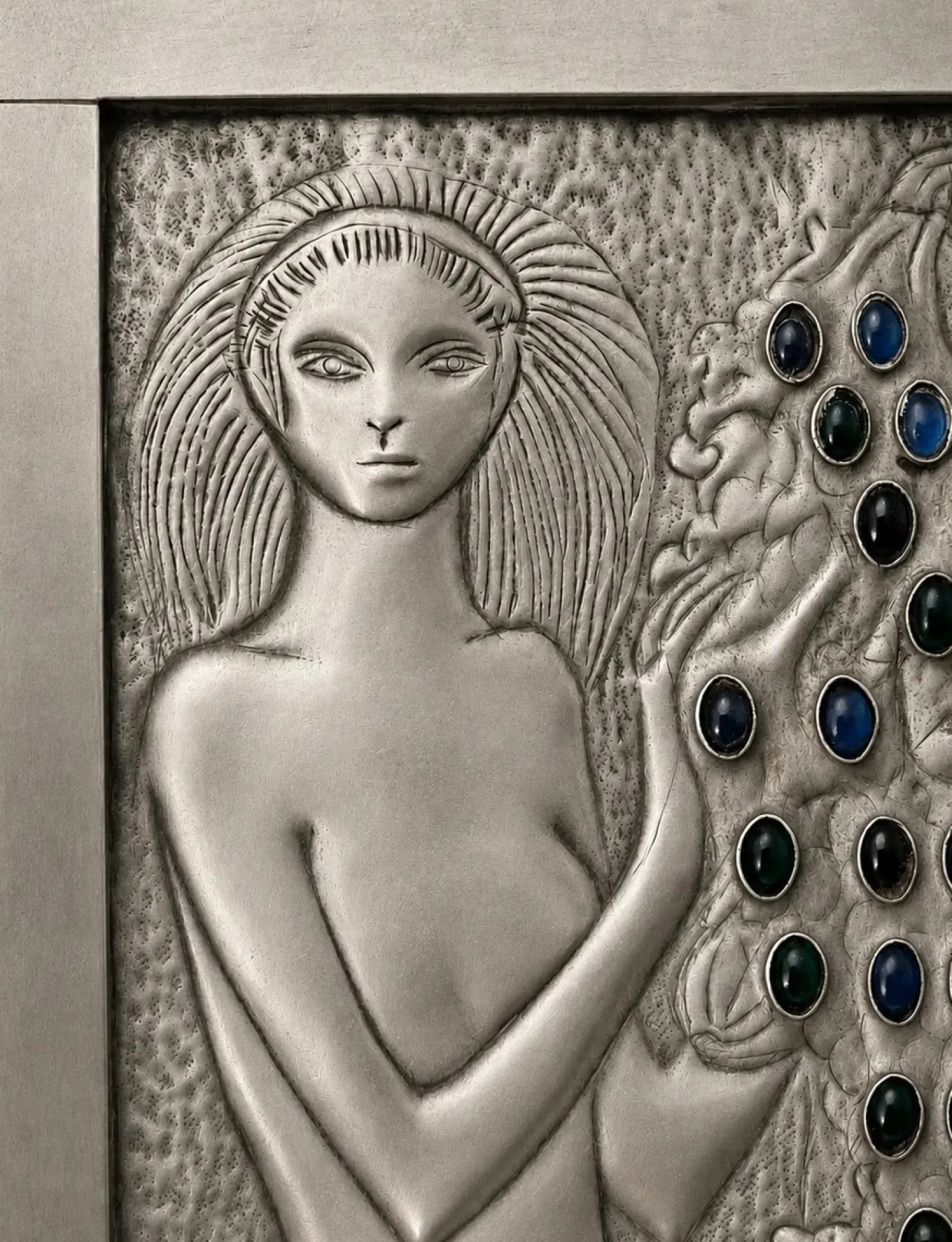 Secession Relief mit zwei weiblichen Akten und einer Weinrebe von Elena Luksch-Makowsky, Wien, 1903