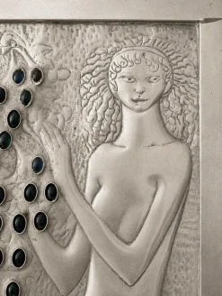 Secession Relief mit zwei weiblichen Akten und einer Weinrebe von Elena Luksch-Makowsky, Wien, 1903