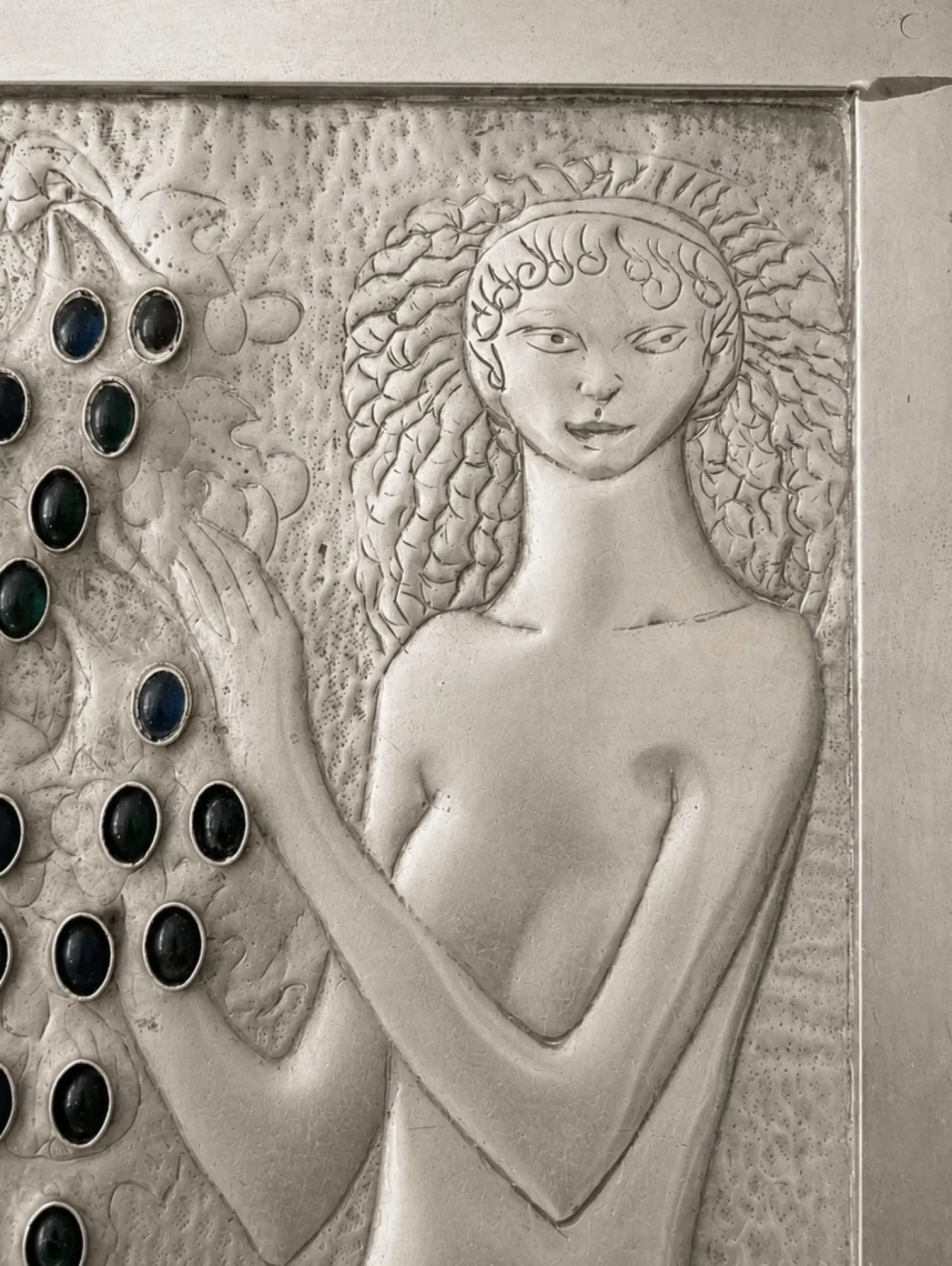 Secession Relief mit zwei weiblichen Akten und einer Weinrebe von Elena Luksch-Makowsky, Wien, 1903