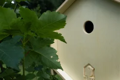 Sechseckiges Mökki Vogelhaus von Andrea Pregl