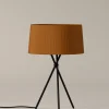 Senffarbene Trípode M3 Tischlampe von Santa & Cole