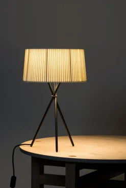 Senffarbene Trípode M3 Tischlampe von Santa & Cole