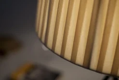 Senffarbene Trípode M3 Tischlampe von Santa & Cole