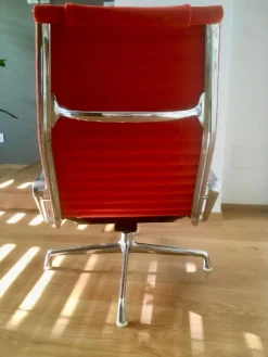 Set aus EA 124 Aluminium Chair und EA 125 Ottoman von Charles & Ray Eames für Herman Miller & Vitra, 1960er, 2 . Set