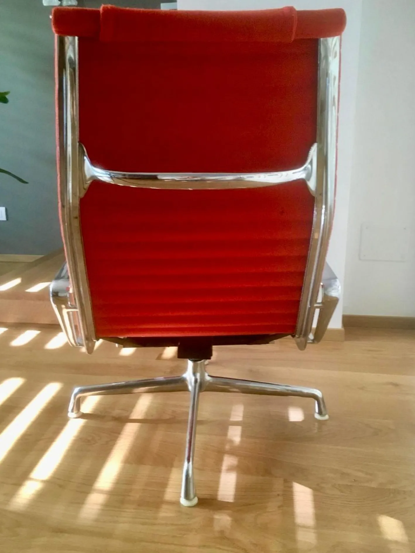 Set aus EA 124 Aluminium Chair und EA 125 Ottoman von Charles & Ray Eames für Herman Miller & Vitra, 1960er, 2 . Set