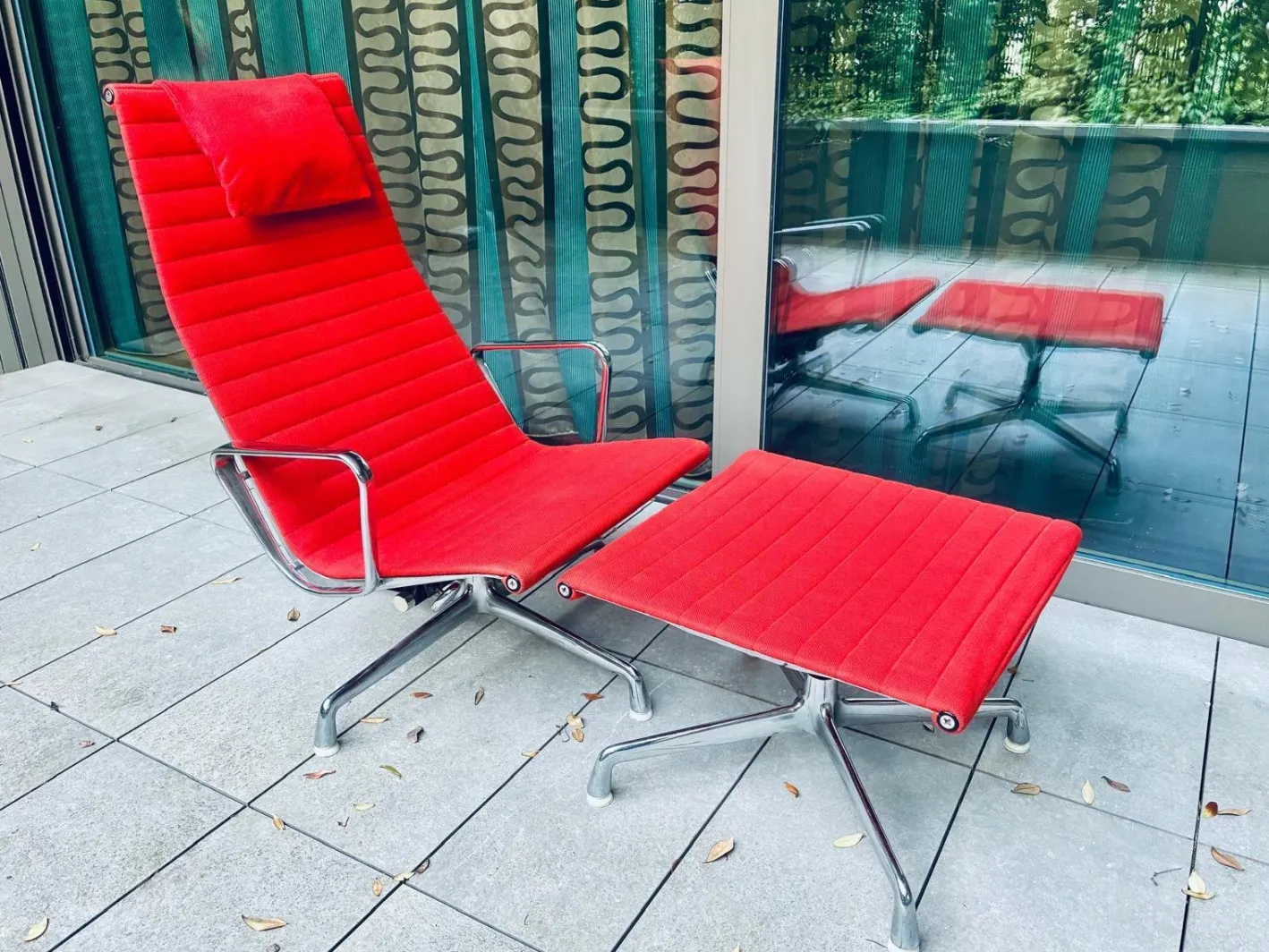 Set aus EA 124 Aluminium Chair und EA 125 Ottoman von Charles & Ray Eames für Herman Miller & Vitra, 1960er, 2 . Set