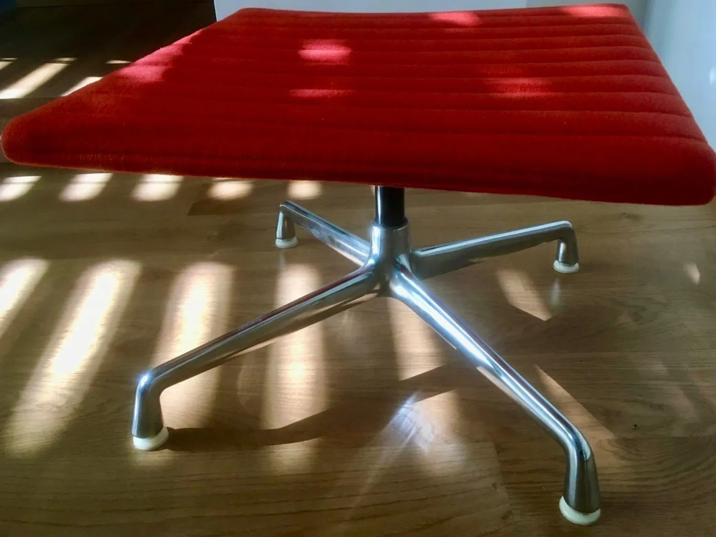 Set aus EA 124 Aluminium Chair und EA 125 Ottoman von Charles & Ray Eames für Herman Miller & Vitra, 1960er, 2 . Set