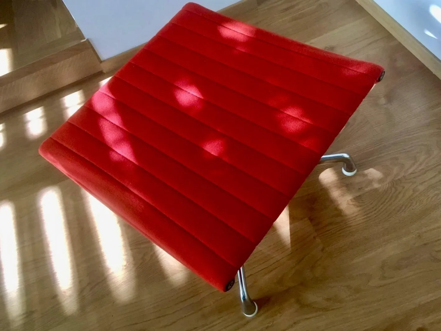 Set aus EA 124 Aluminium Chair und EA 125 Ottoman von Charles & Ray Eames für Herman Miller & Vitra, 1960er, 2 . Set