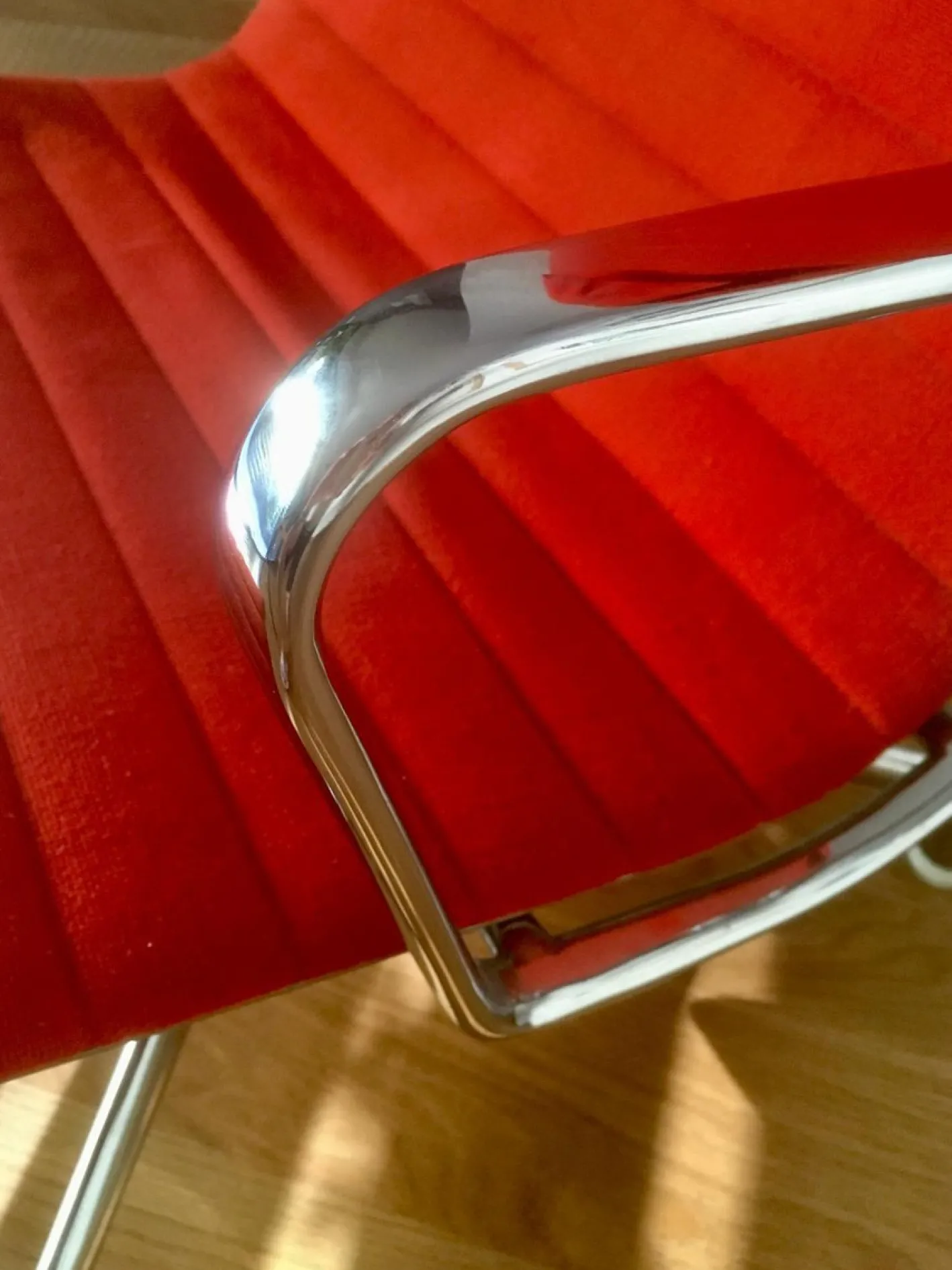 Set aus EA 124 Aluminium Chair und EA 125 Ottoman von Charles & Ray Eames für Herman Miller & Vitra, 1960er, 2 . Set