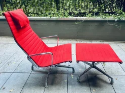Set aus EA 124 Aluminium Chair und EA 125 Ottoman von Charles & Ray Eames für Herman Miller & Vitra, 1960er, 2 . Set