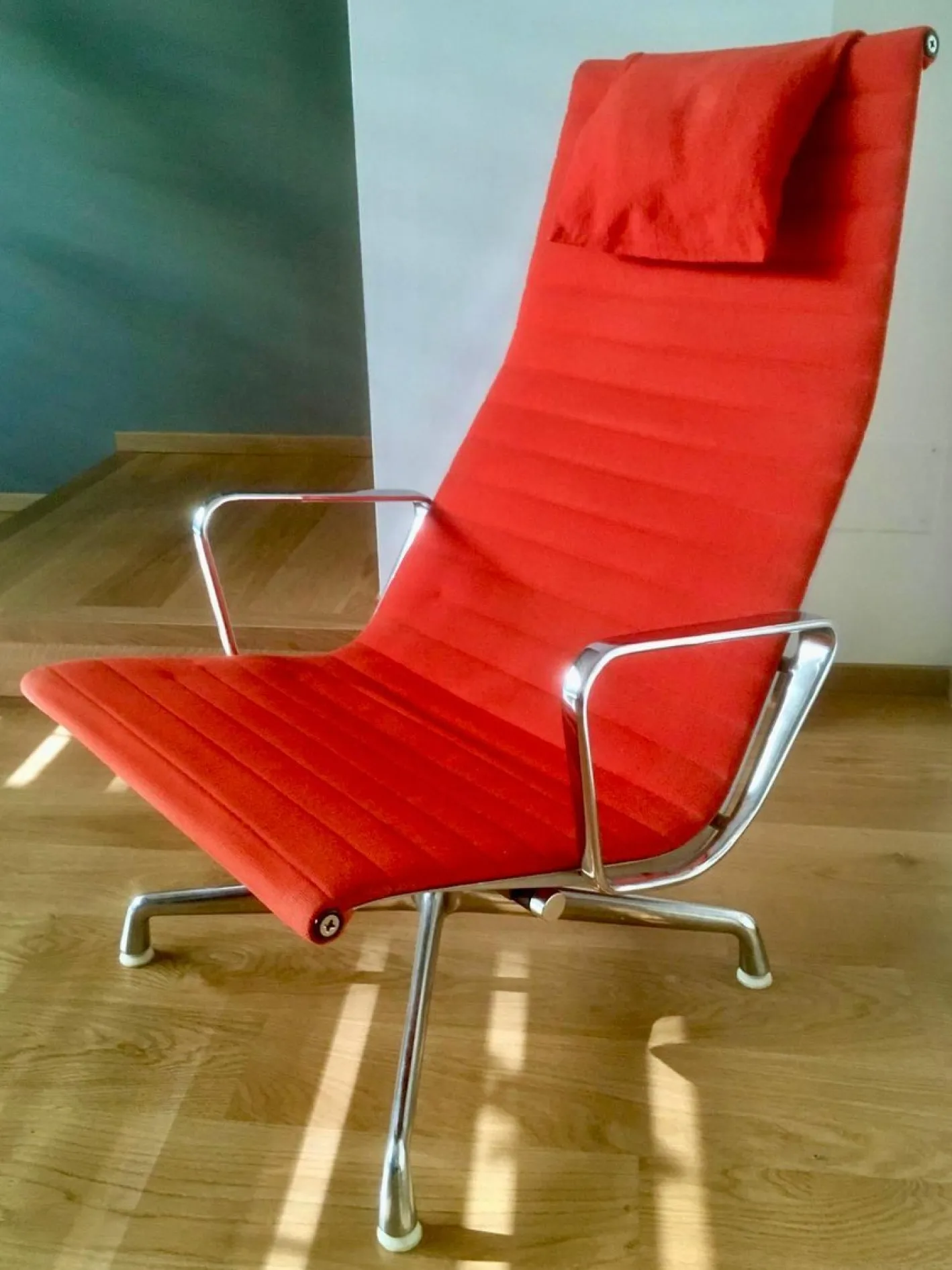 Set aus EA 124 Aluminium Chair und EA 125 Ottoman von Charles & Ray Eames für Herman Miller & Vitra, 1960er, 2 . Set
