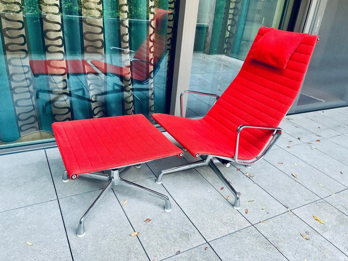 Set aus EA 124 Aluminium Chair und EA 125 Ottoman von Charles & Ray Eames für Herman Miller & Vitra, 1960er, 2 . Set