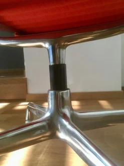 Set aus EA 124 Aluminium Chair und EA 125 Ottoman von Charles & Ray Eames für Herman Miller & Vitra, 1960er, 2 . Set