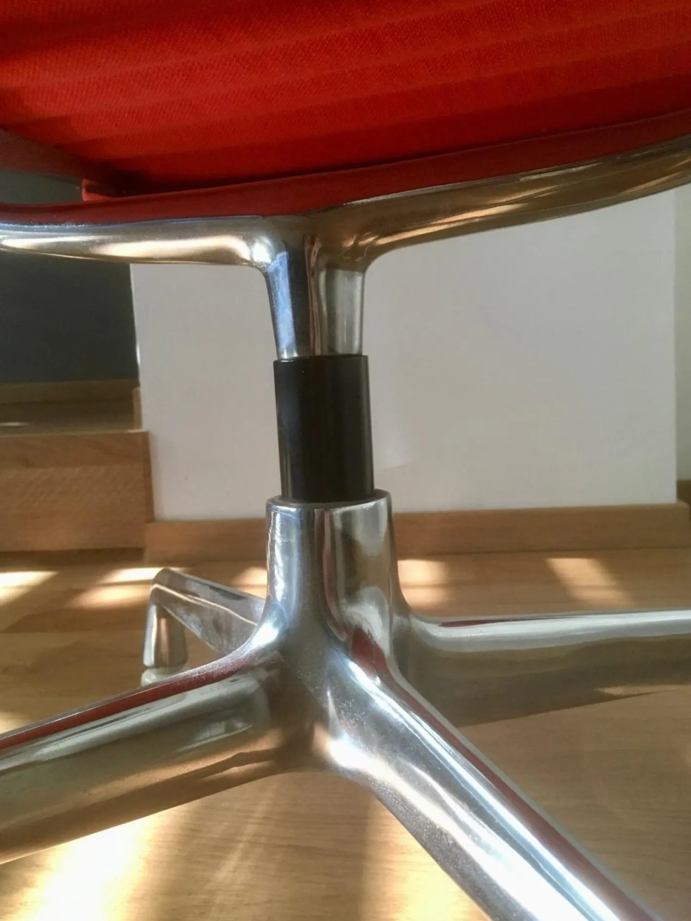Set aus EA 124 Aluminium Chair und EA 125 Ottoman von Charles & Ray Eames für Herman Miller & Vitra, 1960er, 2 . Set